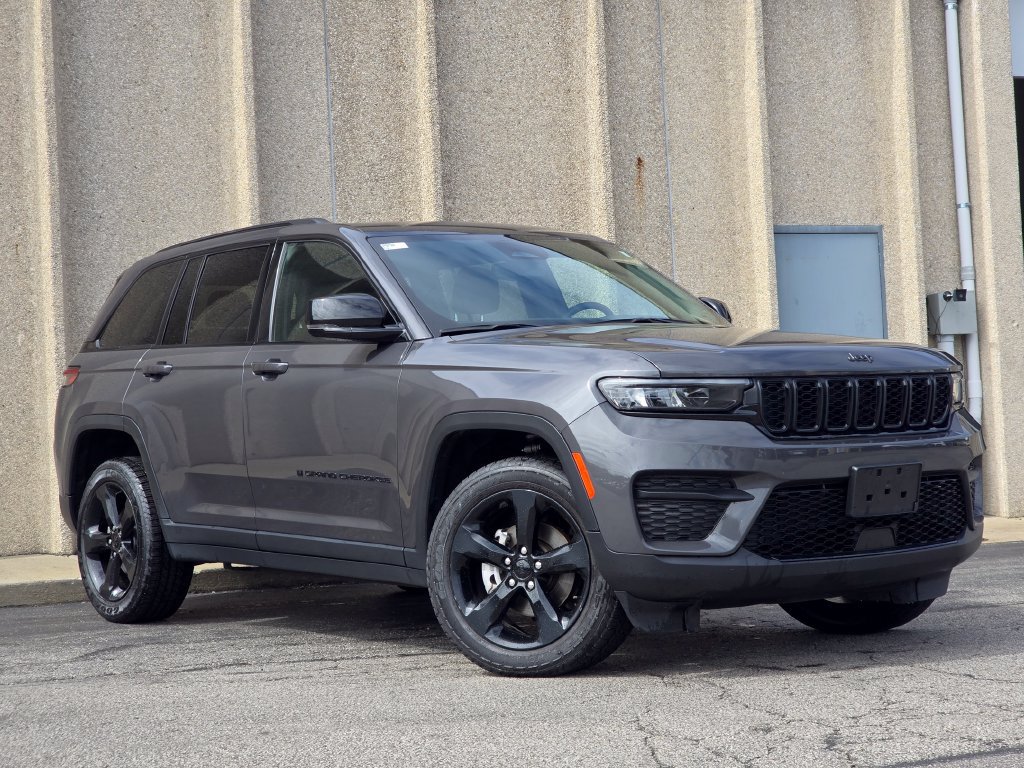 Used 2023 Jeep Grand Cherokee Altitude AWD/4WD image 2