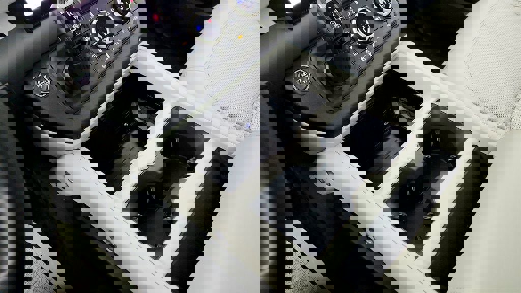 Used 2025 Land Rover Defender 90 S image 16