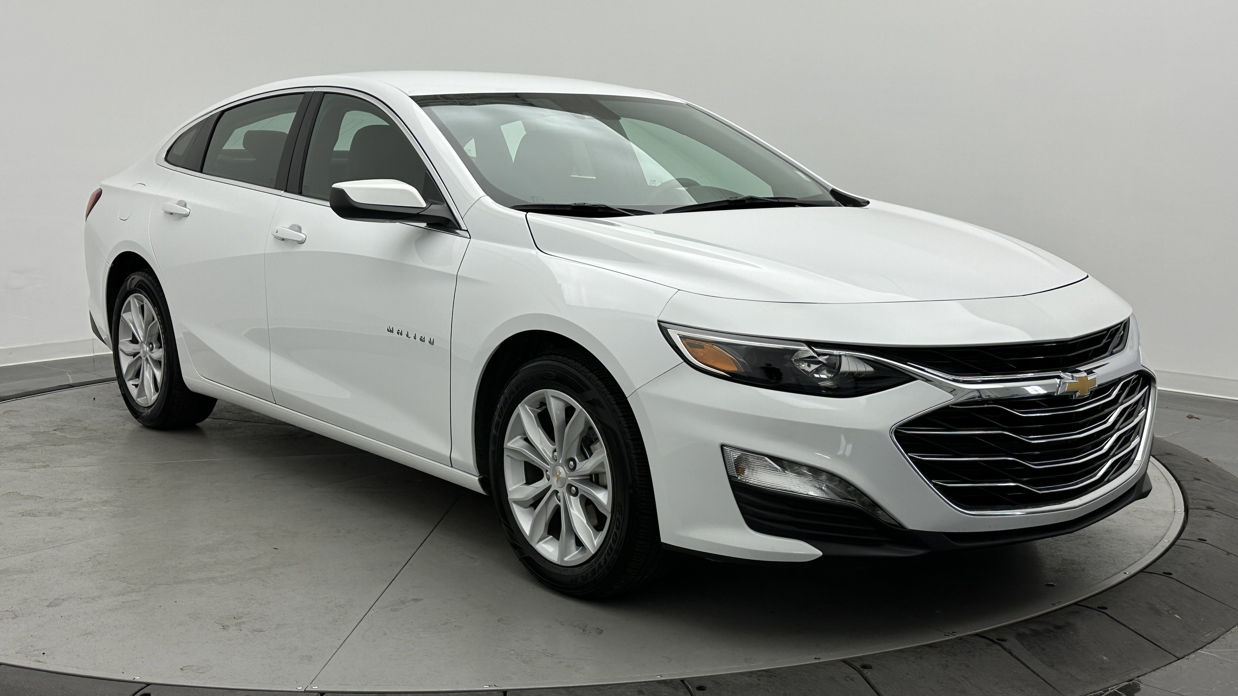 Used 2025 Chevrolet Malibu LT image 3