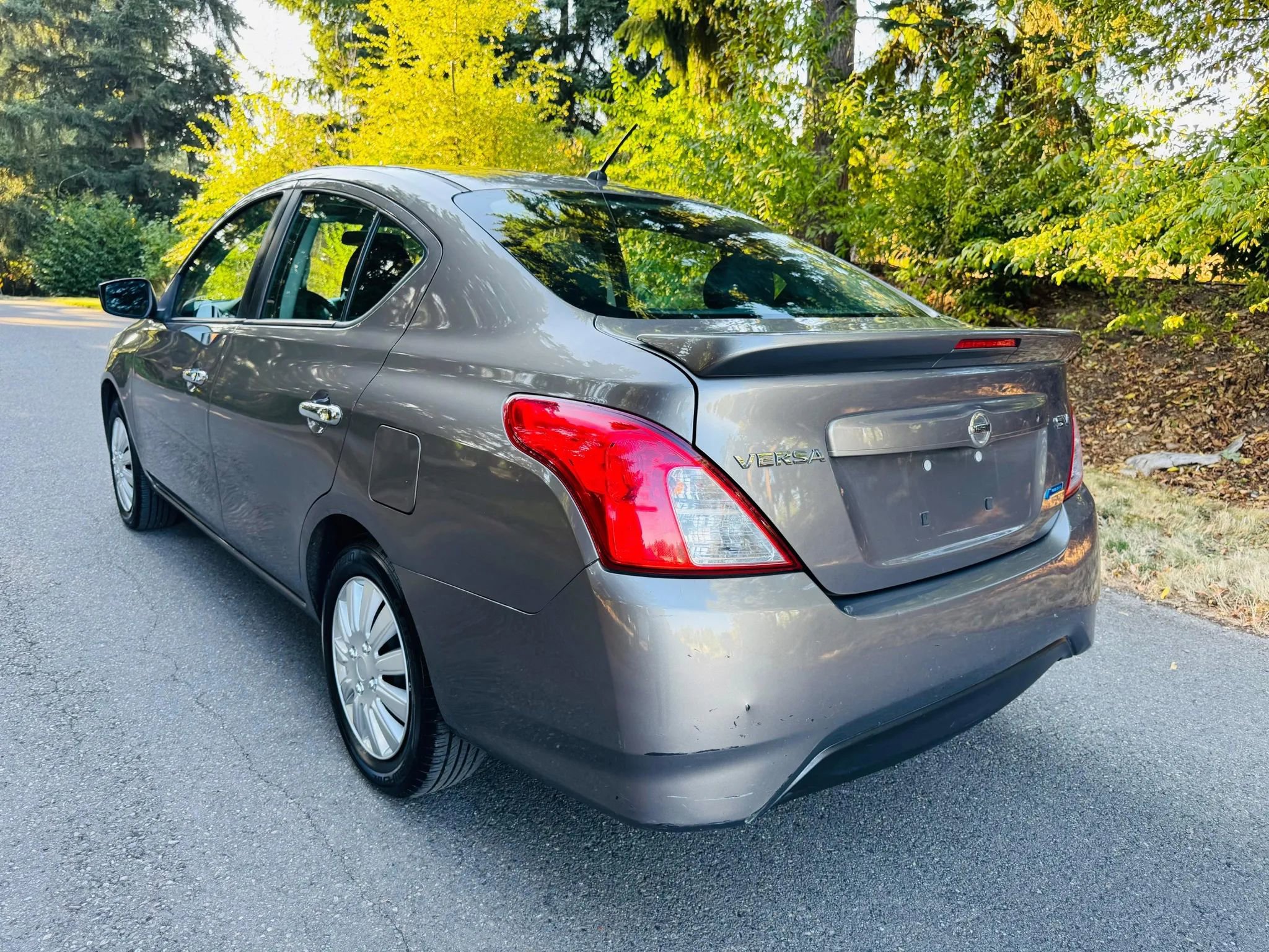 Used 2015 Nissan Versa SV image 3