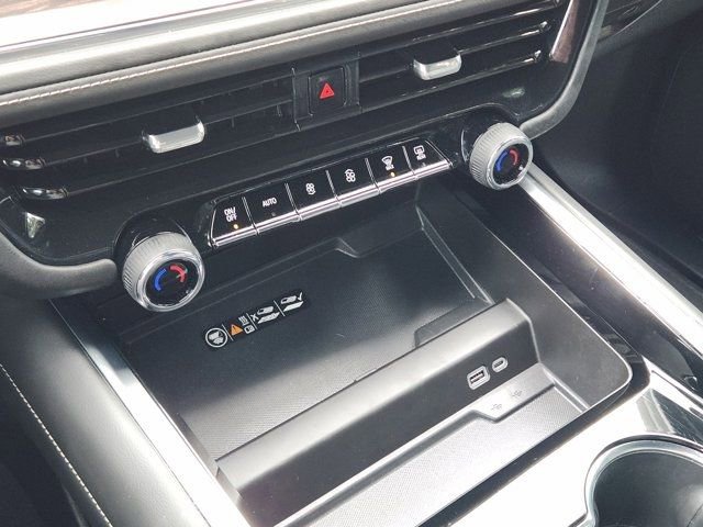 Used 2025 Chevrolet Suburban Premier image 21