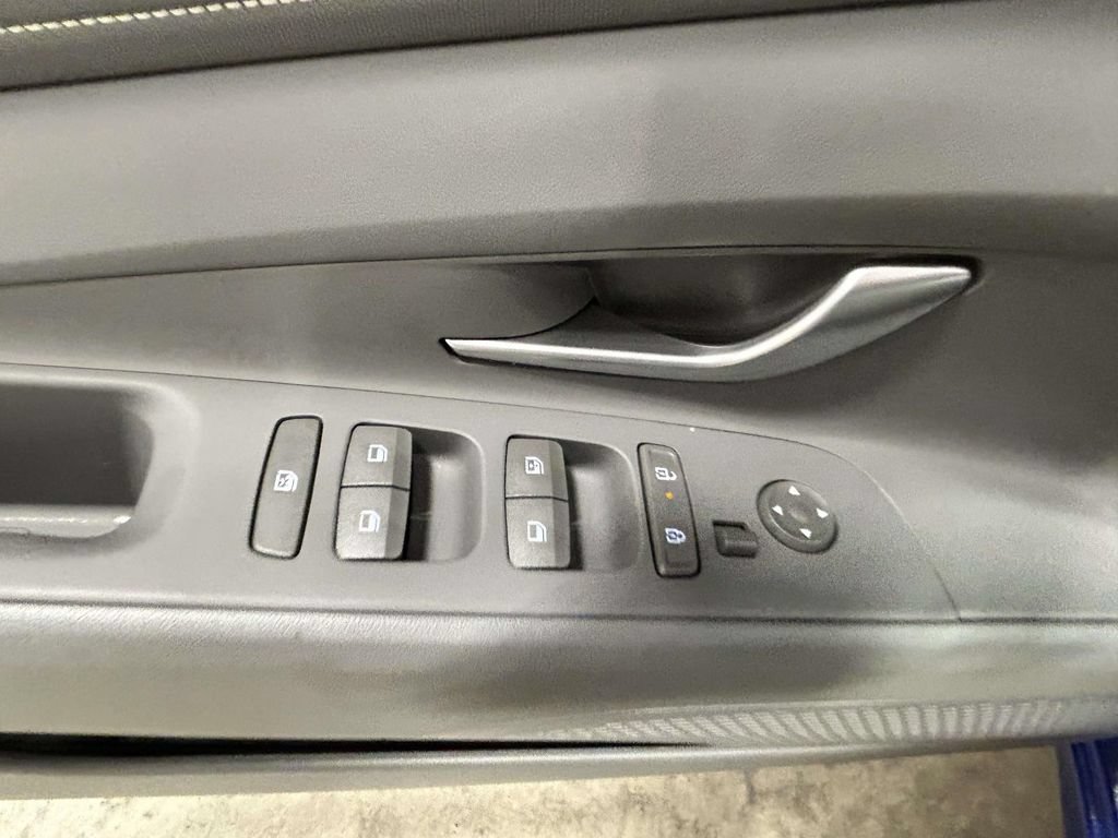 Certified 2025 Hyundai Elantra Sport FWD image 13