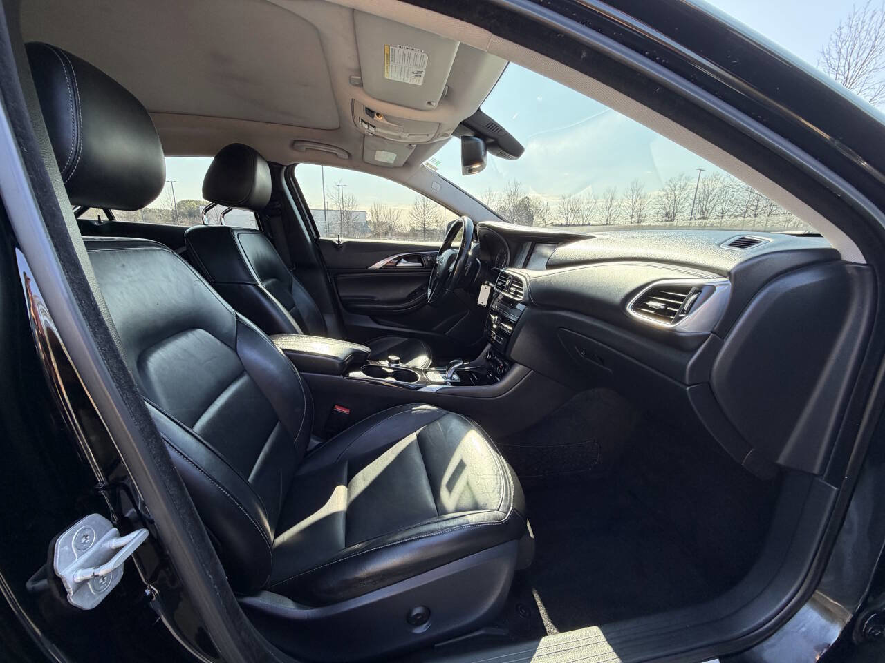 Used 2017 INFINITI QX30 Premium image 17