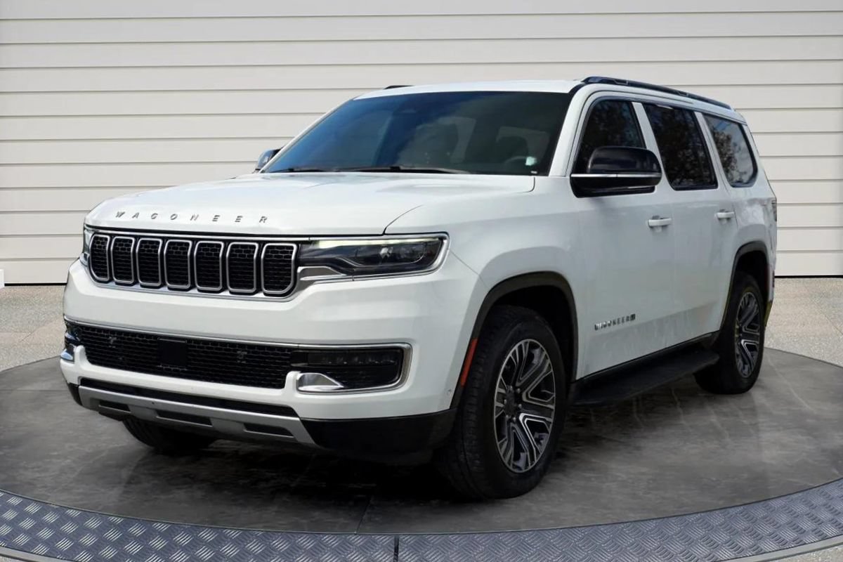 Used 2024 Jeep Wagoneer Series II w/ Flexible Seating Group RWD image 3