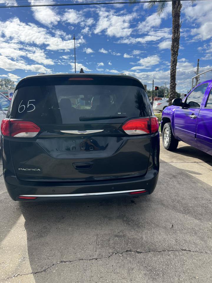 Used 2020 Chrysler Pacifica Touring-L FWD image 4