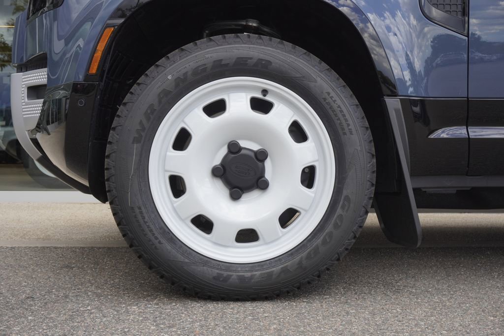 New 2025 Land Rover Defender 110 S image 31