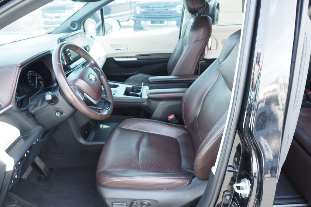 Used 2023 Toyota Sienna Platinum image 14