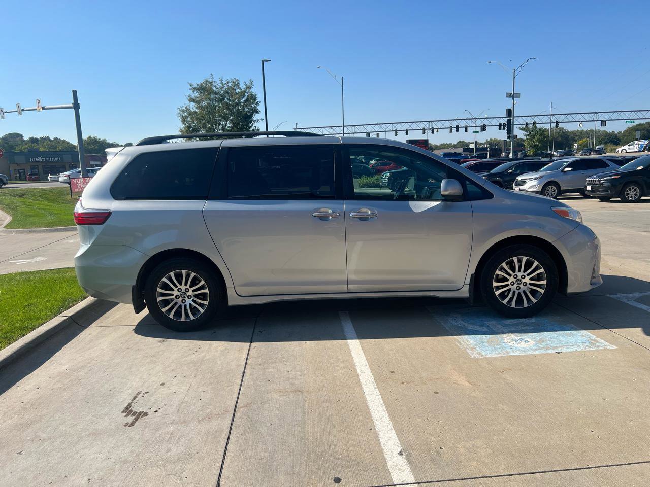 Used 2019 Toyota Sienna XLE Premium w/ Carpet Mat Package FWD image 5