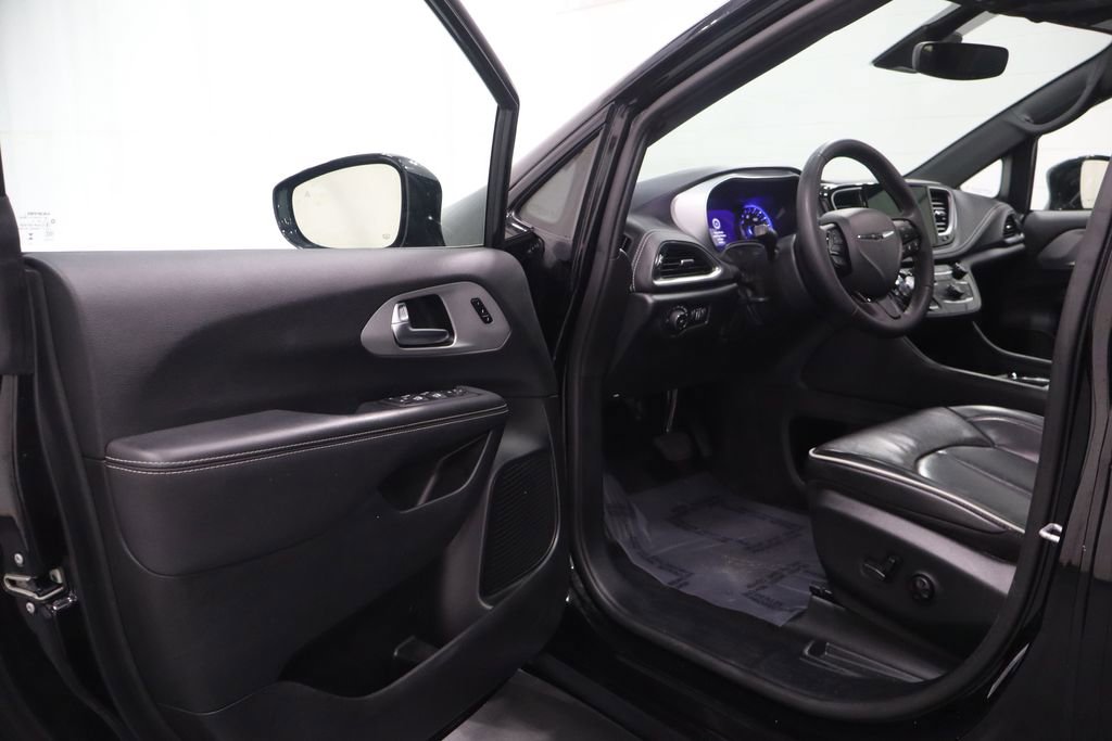 Used 2025 Chrysler Pacifica Limited image 10