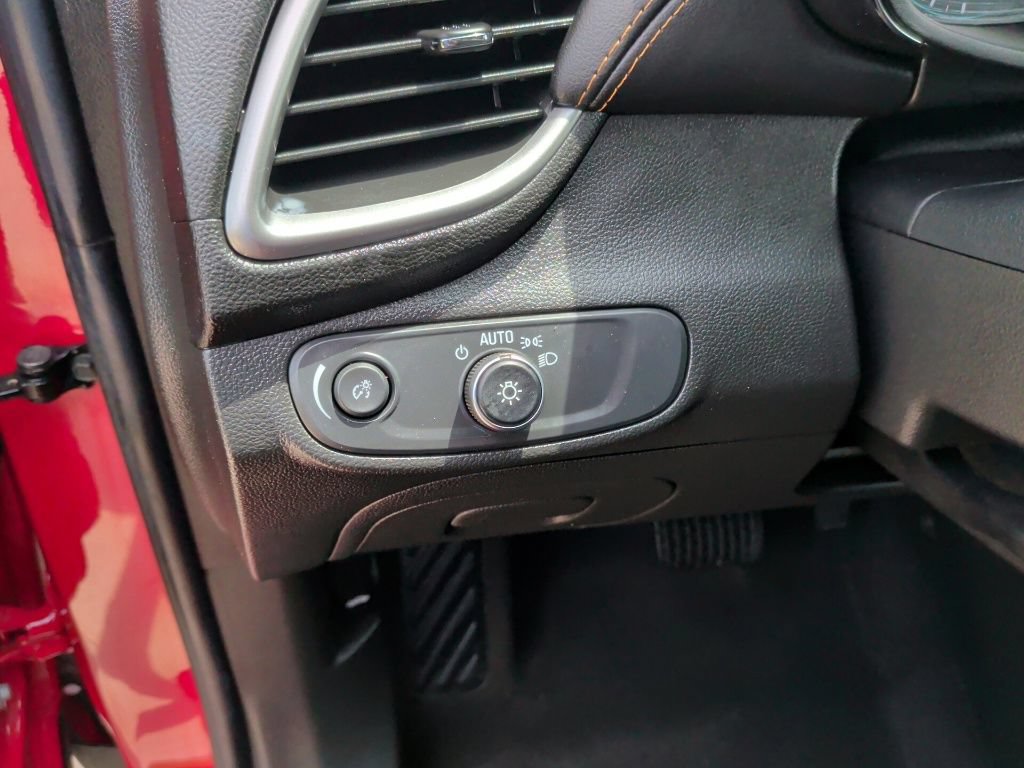 Used 2020 Chevrolet Trax LT FWD image 15