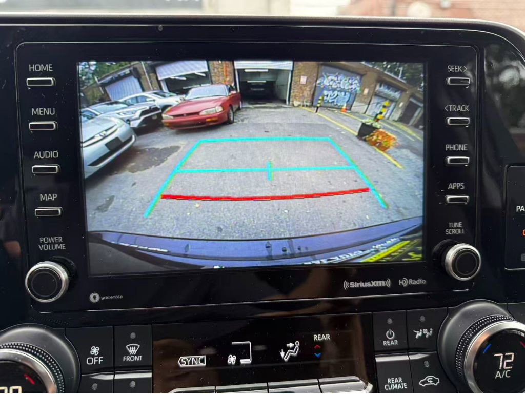 Used 2022 Toyota Highlander LE image 18