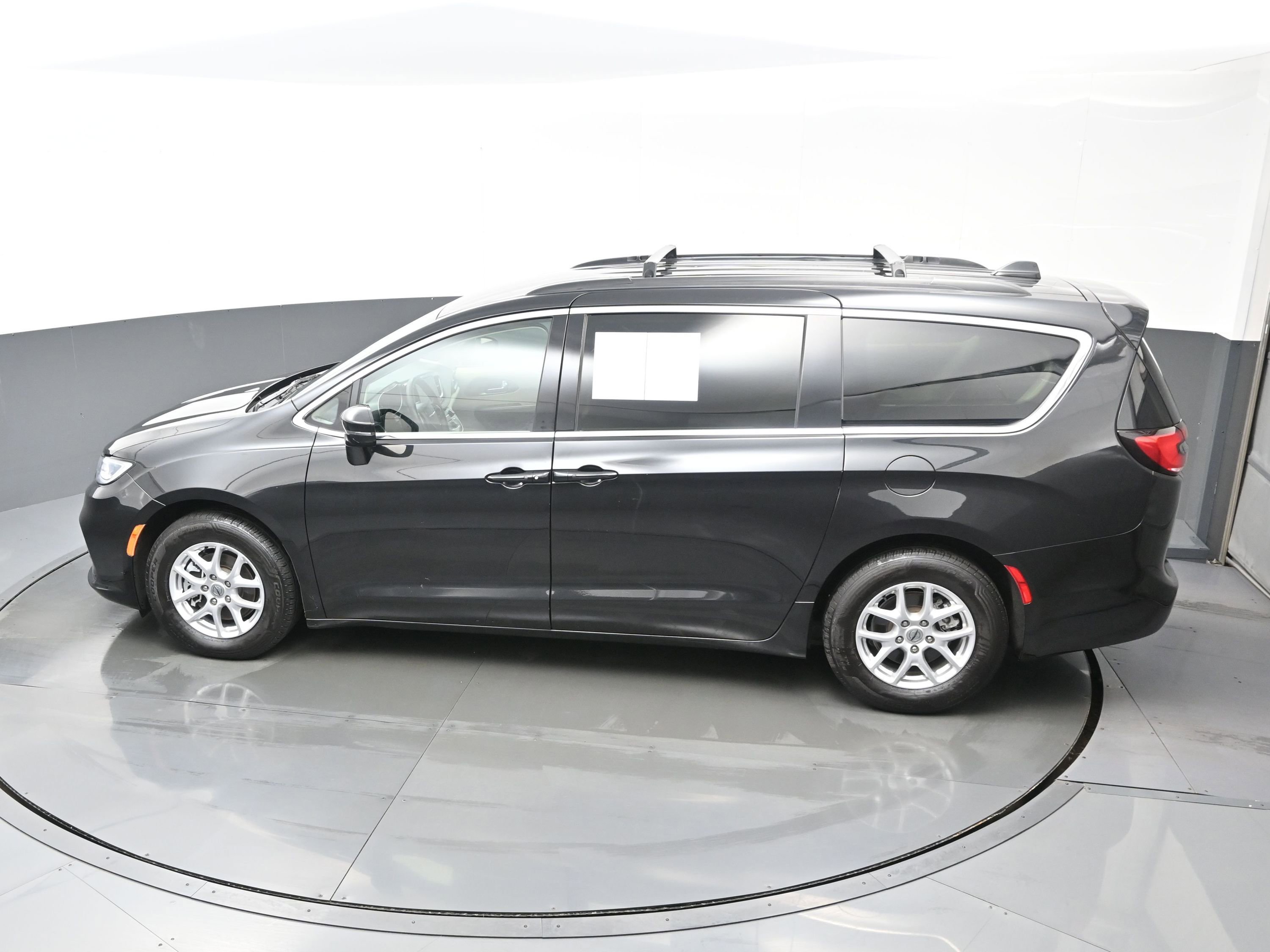 Used 2022 Chrysler Pacifica Touring-L FWD image 36