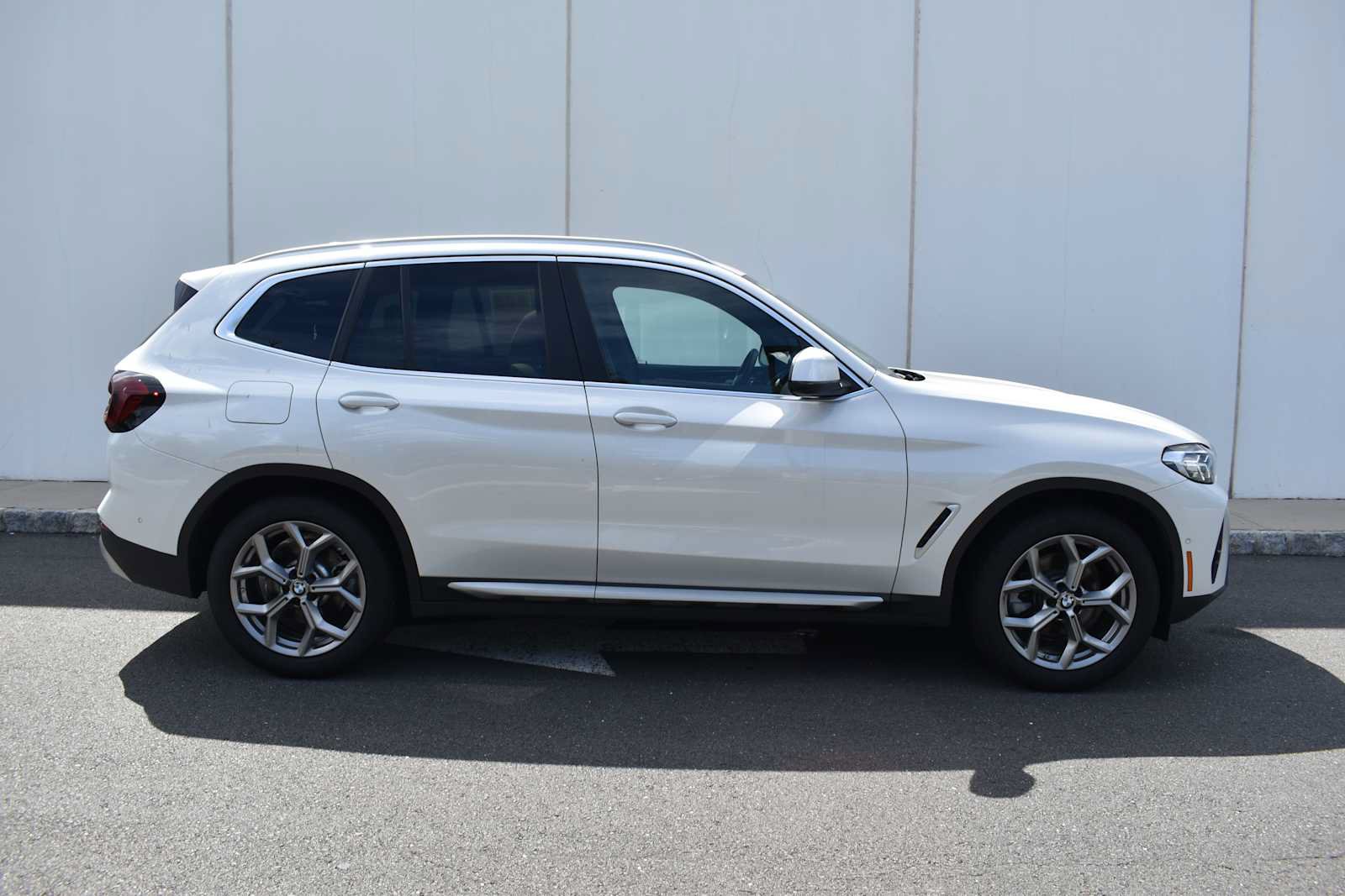 Used 2023 BMW X3 xDrive30i w/ Premium Package AWD/4WD image 3