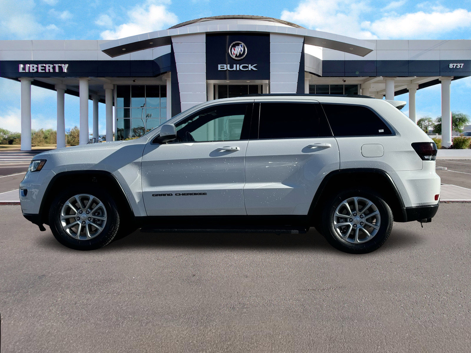 Used 2021 Jeep Grand Cherokee Laredo image 7