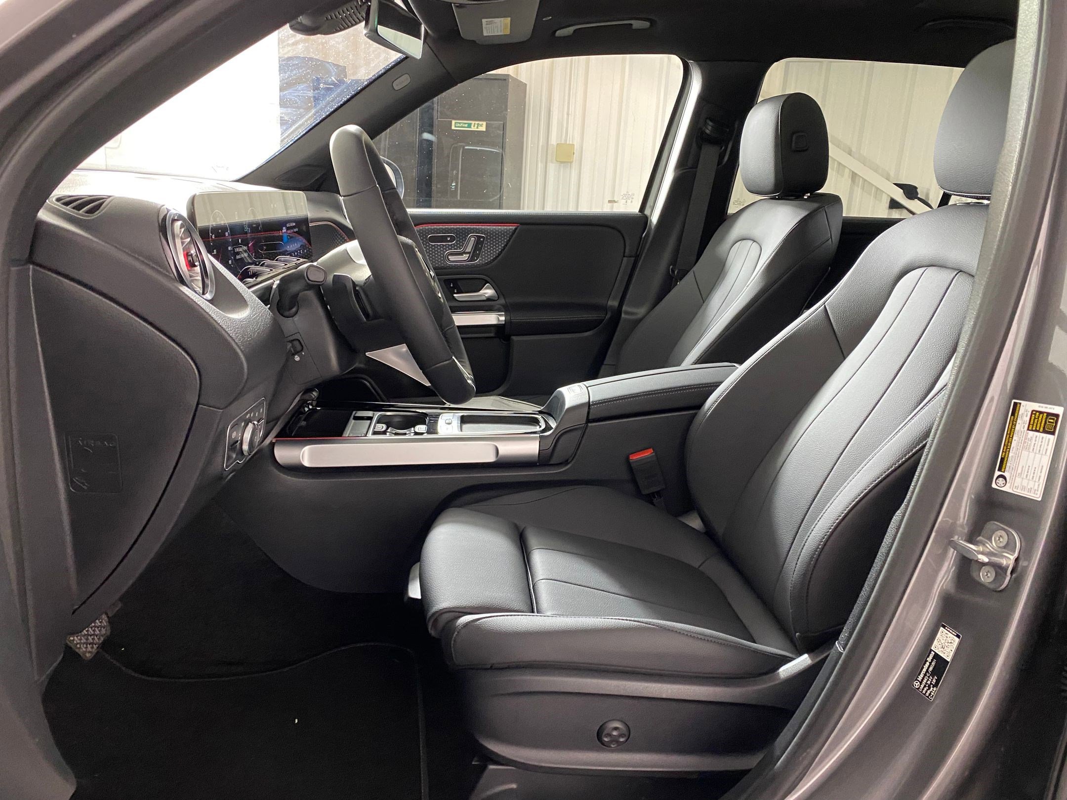 Used 2026 Mercedes-Benz GLB 250 4MATIC image 5