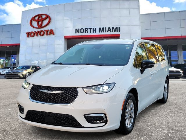 Used 2024 Chrysler Pacifica Touring-L FWD image 2