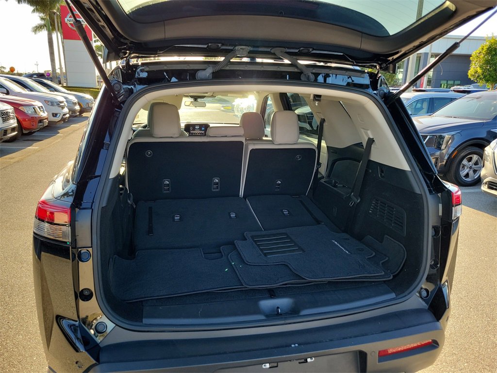 Used 2023 Nissan Pathfinder SV image 14