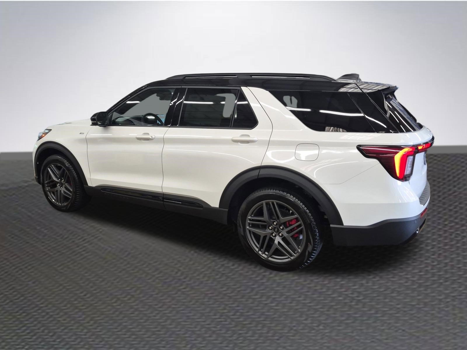 Used 2025 Ford Explorer ST-Line w/ Premium Package AWD/4WD image 5