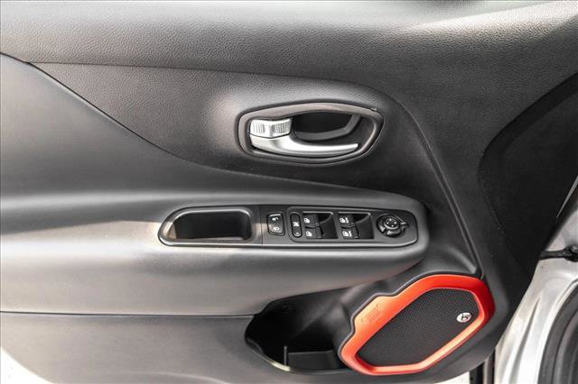 Used 2019 Jeep Renegade Trailhawk AWD/4WD image 14