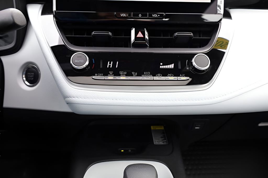 Certified 2025 Toyota Corolla SE w/ SE Premium Package FWD image 37