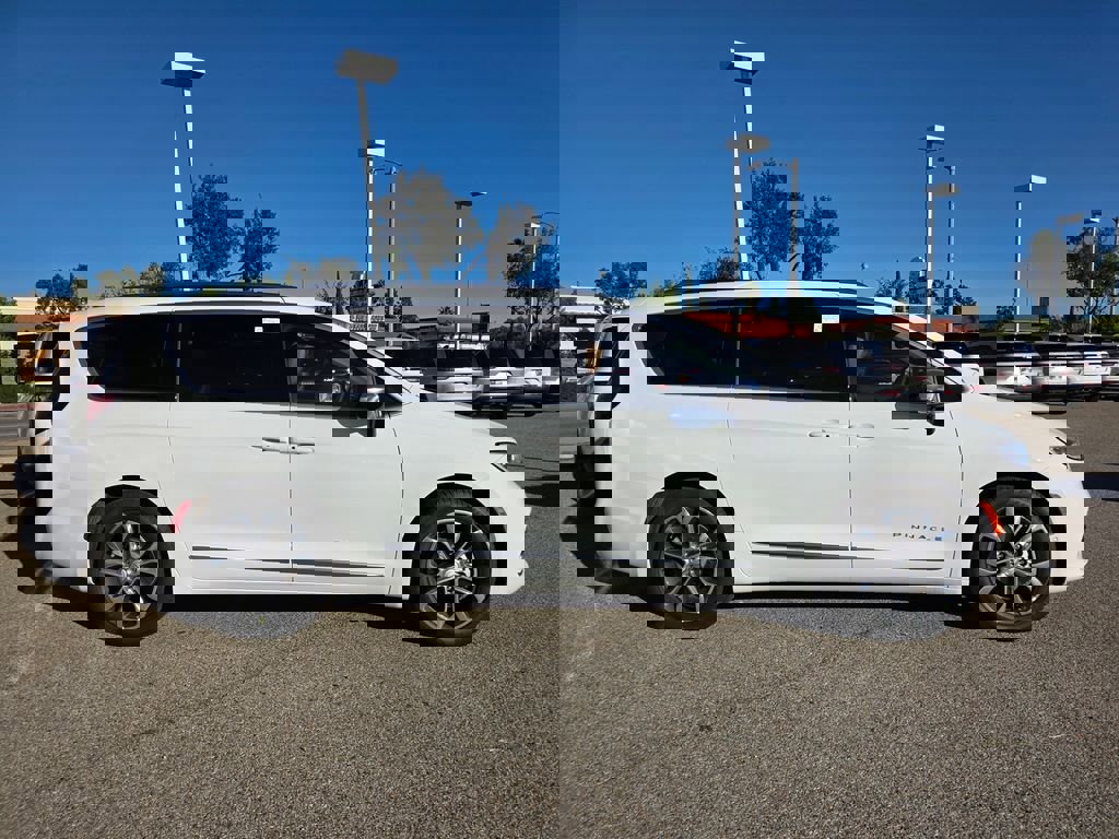 New 2026 Chrysler Pacifica Pinnacle image 3