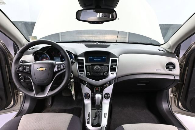 Used 2013 Chevrolet Cruze LS FWD image 22
