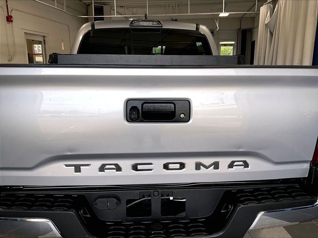 Used 2018 Toyota Tacoma SR5 AWD/4WD image 28