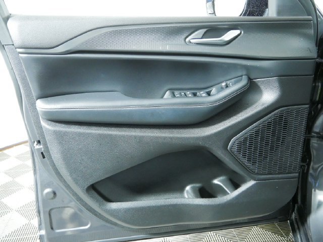 Used 2023 Jeep Grand Cherokee Altitude AWD/4WD image 18