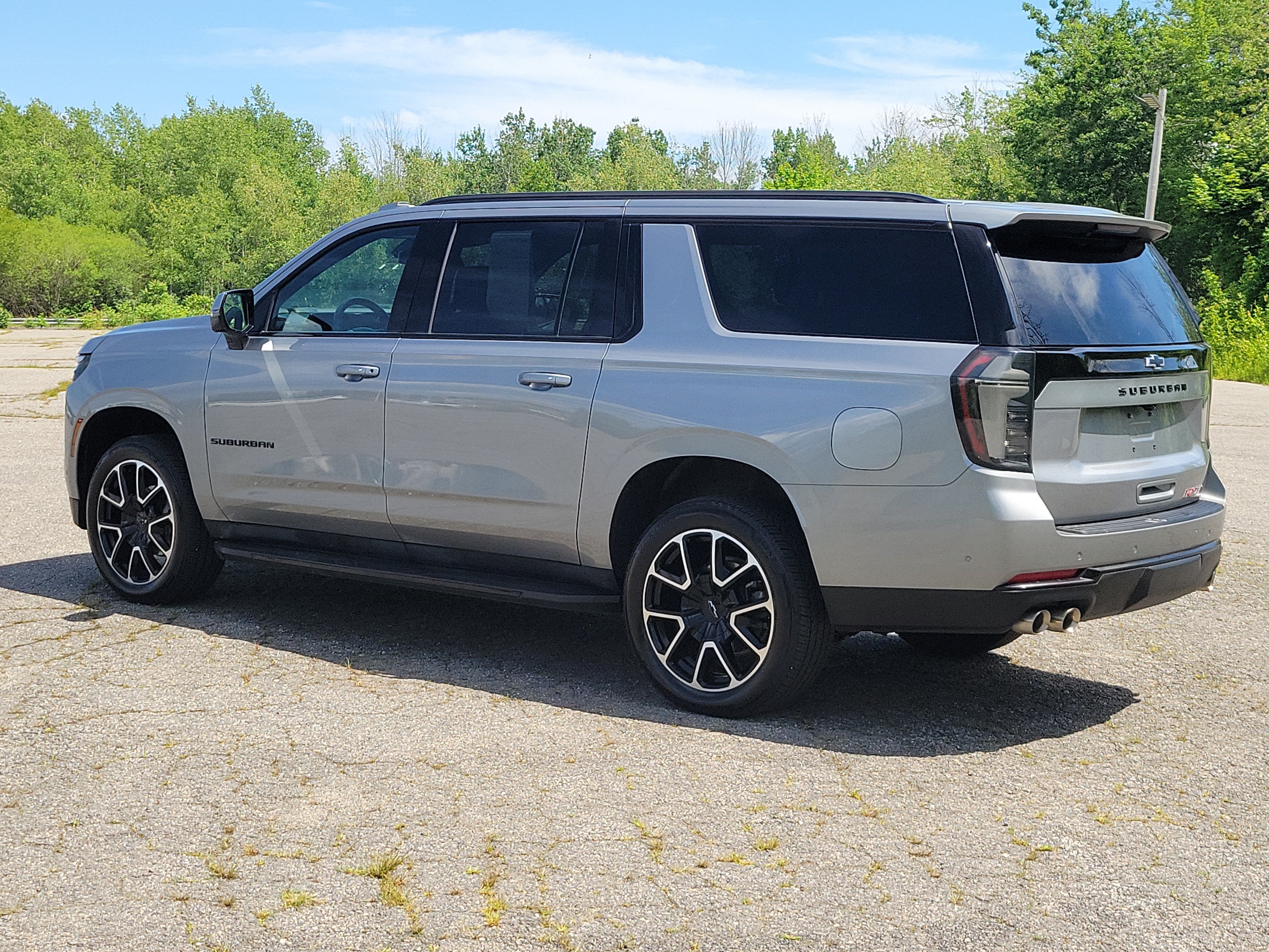 Used 2025 Chevrolet Suburban RST w/ Comfort Package AWD/4WD image 7