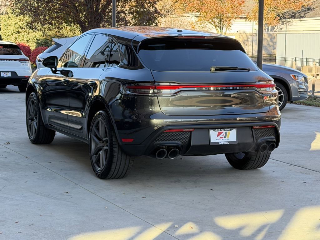 Used 2022 Porsche Macan w/ Premium Package image 10