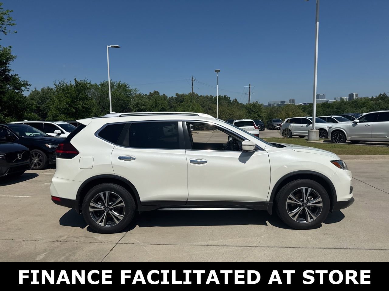 Used 2019 Nissan Rogue SV w/ Premium Package image 4