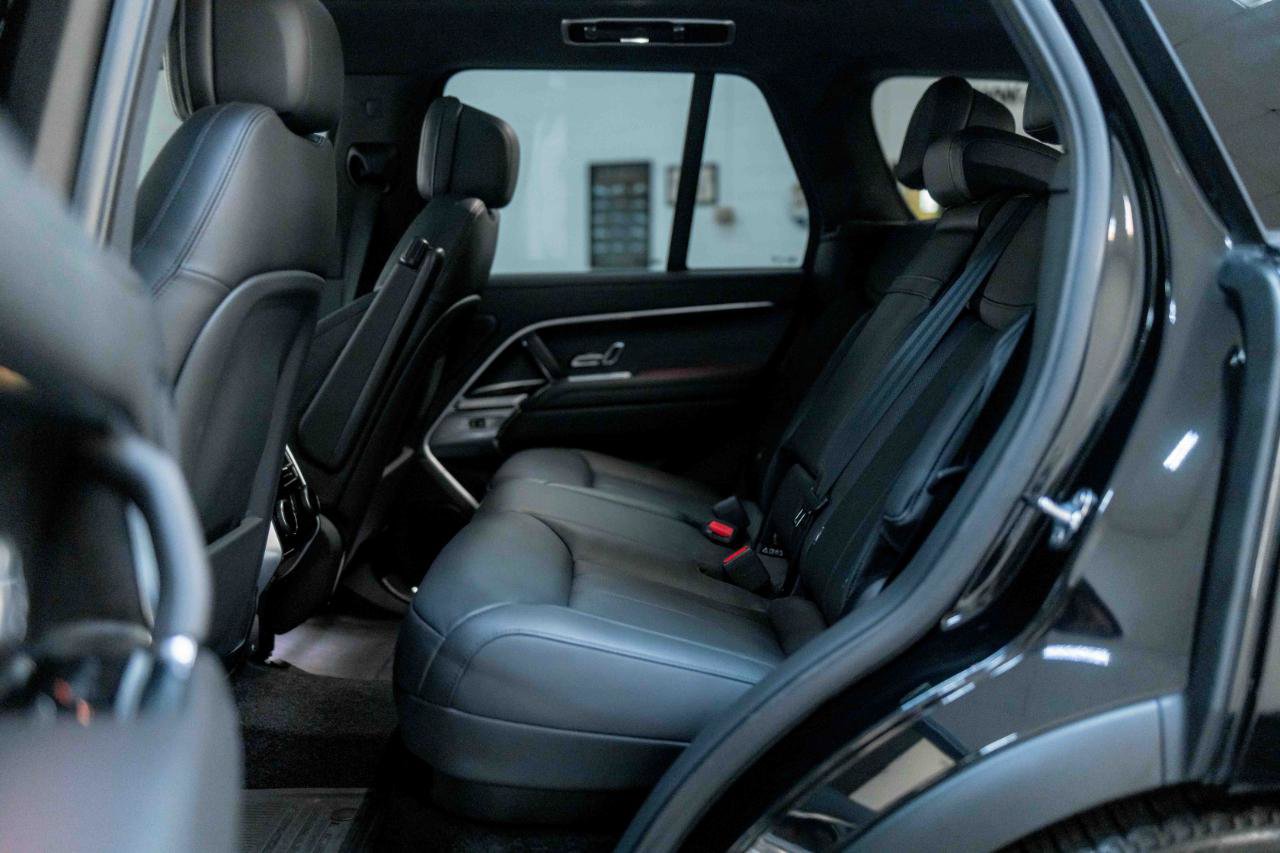 Used 2025 Land Rover Range Rover SE image 46
