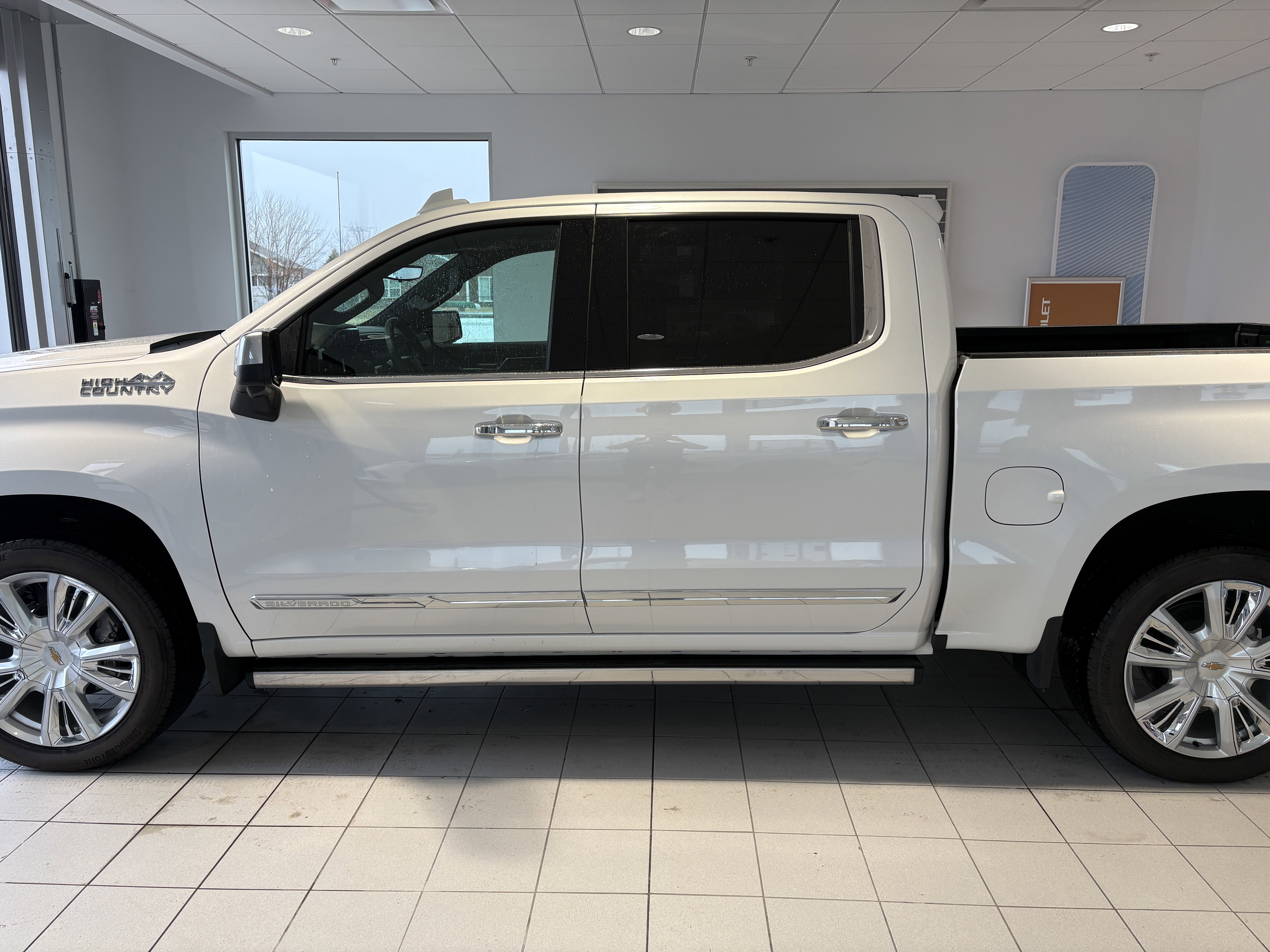 Used 2025 Chevrolet Silverado 1500 High Country image 2