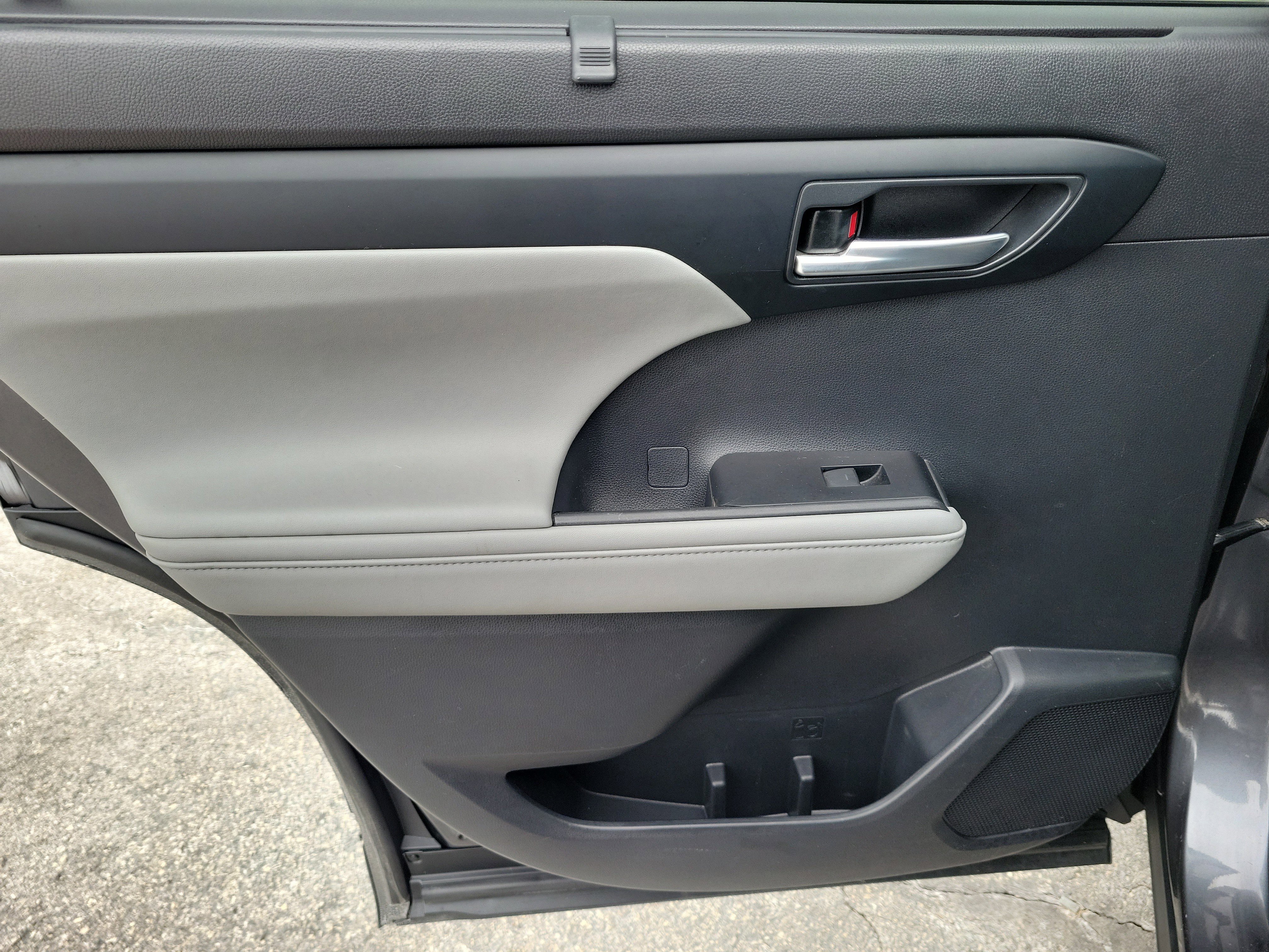 Used 2020 Toyota Highlander XLE image 10