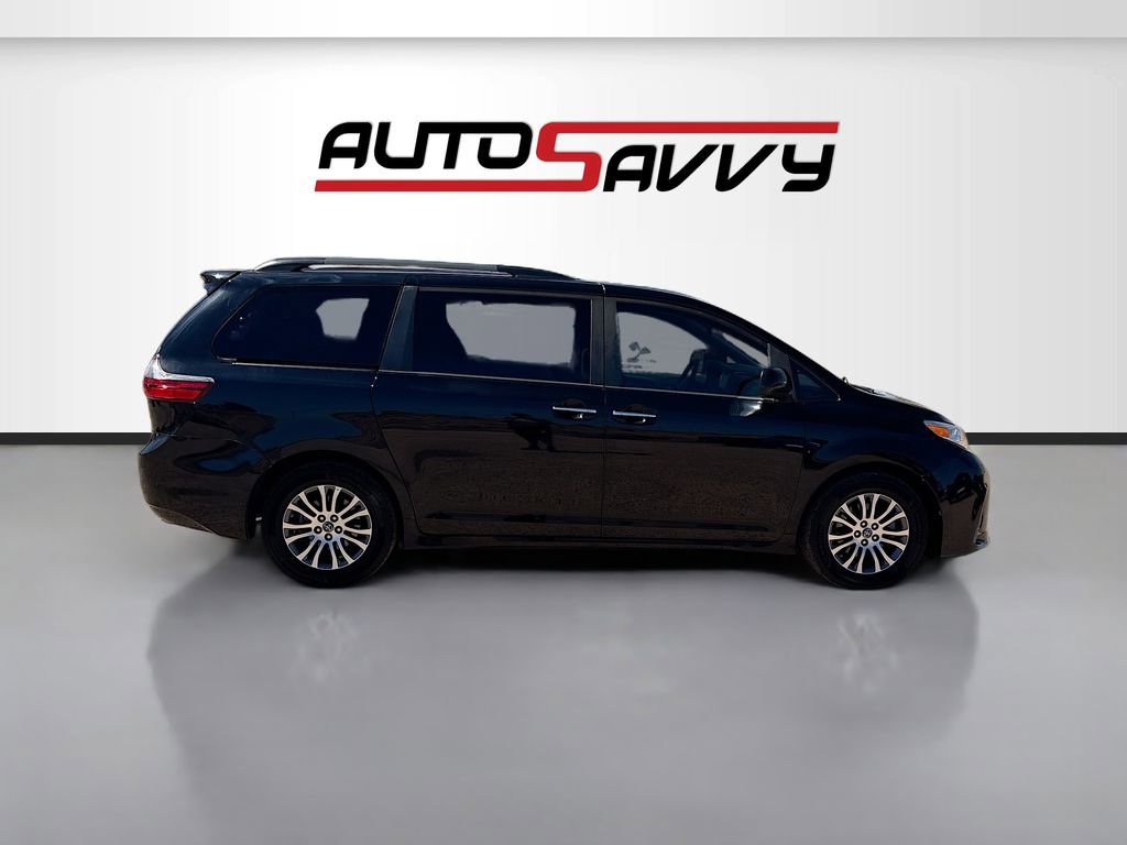 Used 2020 Toyota Sienna XLE w/ XLE Navigation Package FWD image 8