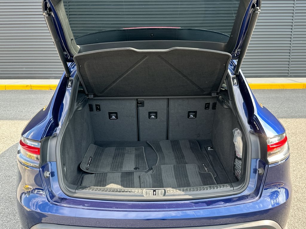 Certified 2024 Porsche Macan AWD/4WD image 31