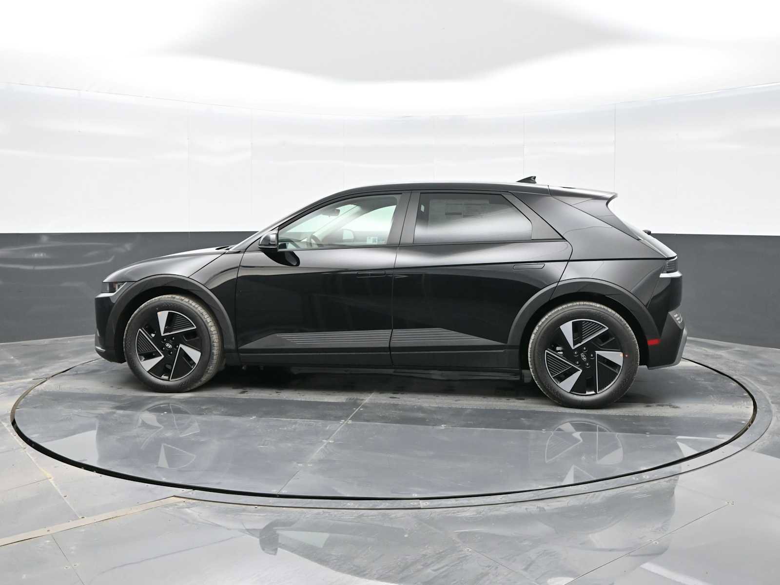 New 2025 Hyundai Ioniq 5 SE image 5