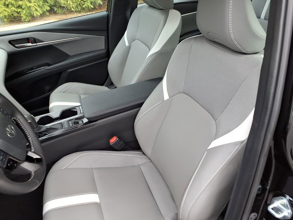 Used 2025 Toyota Camry SE w/ Convenience Package image 15