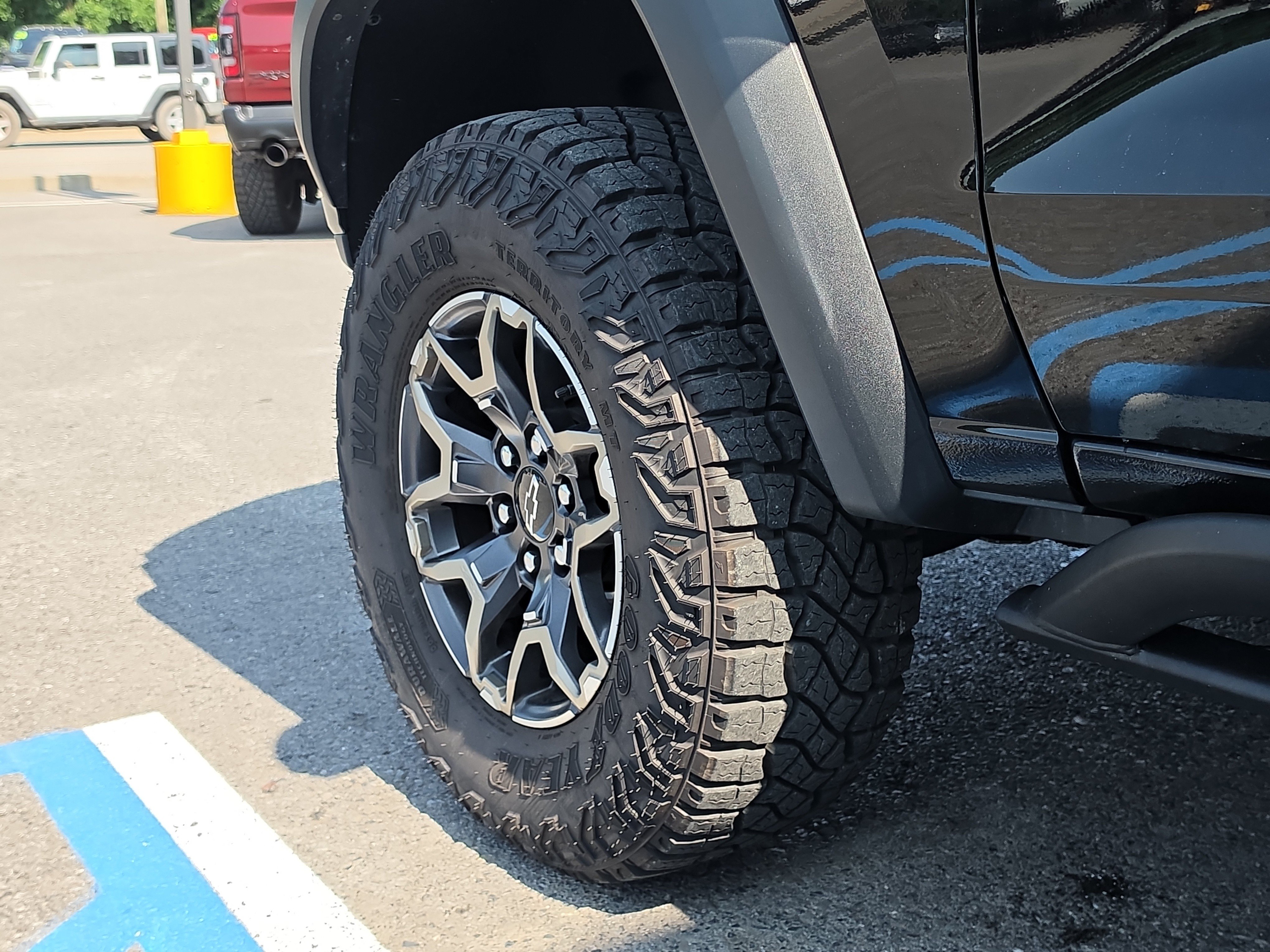 Used 2024 Chevrolet Colorado ZR2 w/ Technology Package AWD/4WD image 11