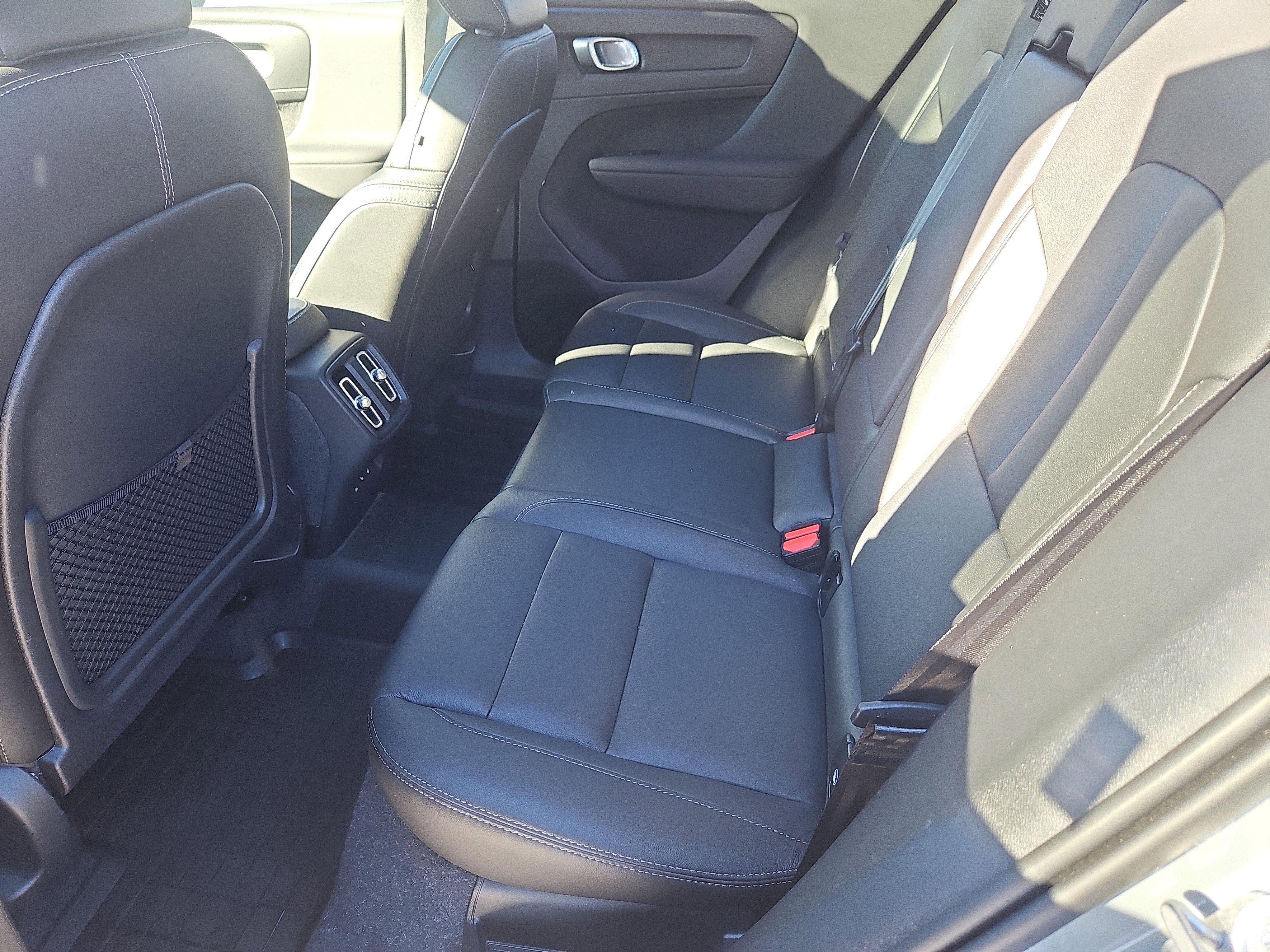 Used 2025 Volvo XC40 B5 Ultra w/ Climate Package image 33