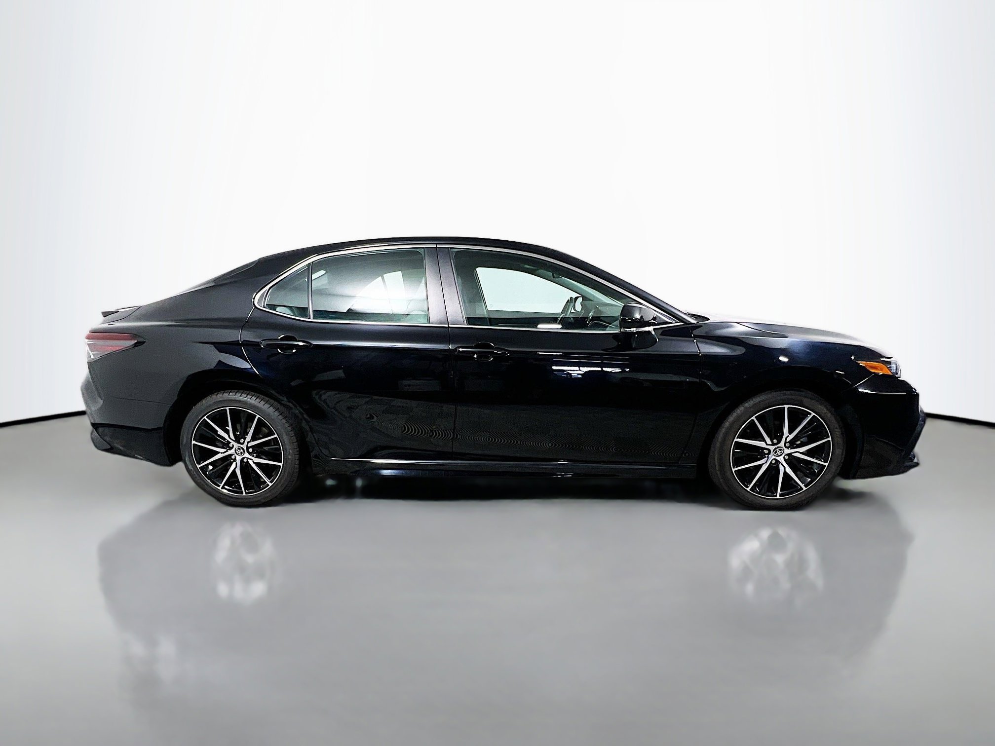 Used 2024 Toyota Camry SE image 3