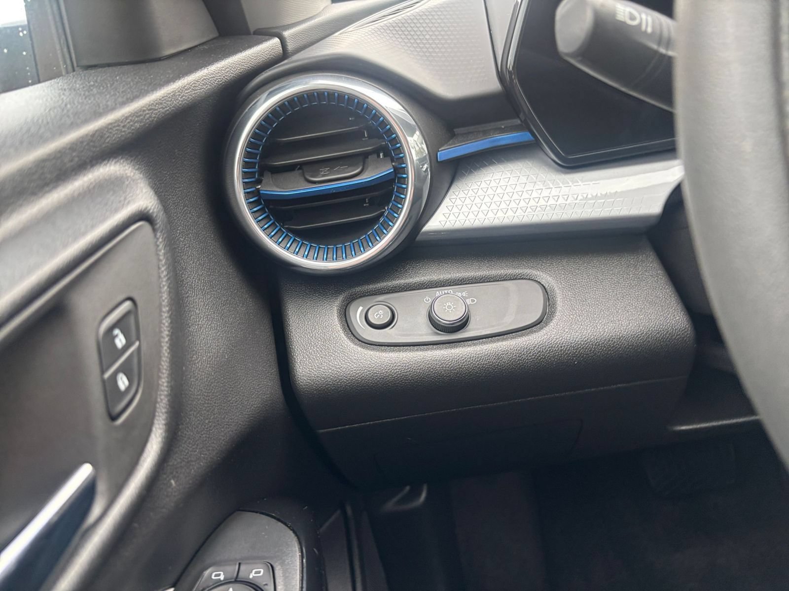Used 2025 Chevrolet Trax LT FWD image 33