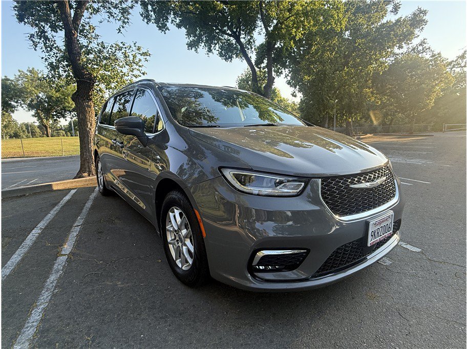 Used 2022 Chrysler Pacifica Touring-L FWD image 3