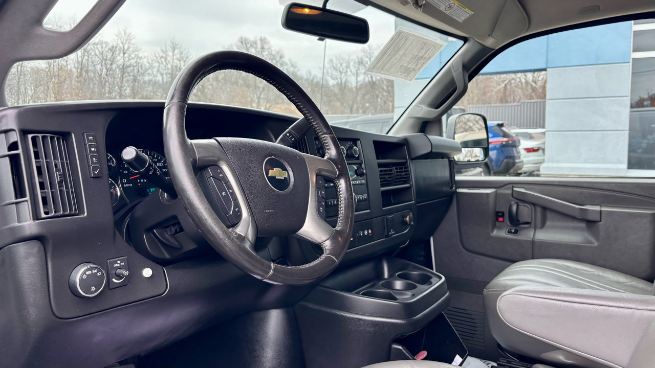 Used 2017 Chevrolet Express 3500 Extended image 17