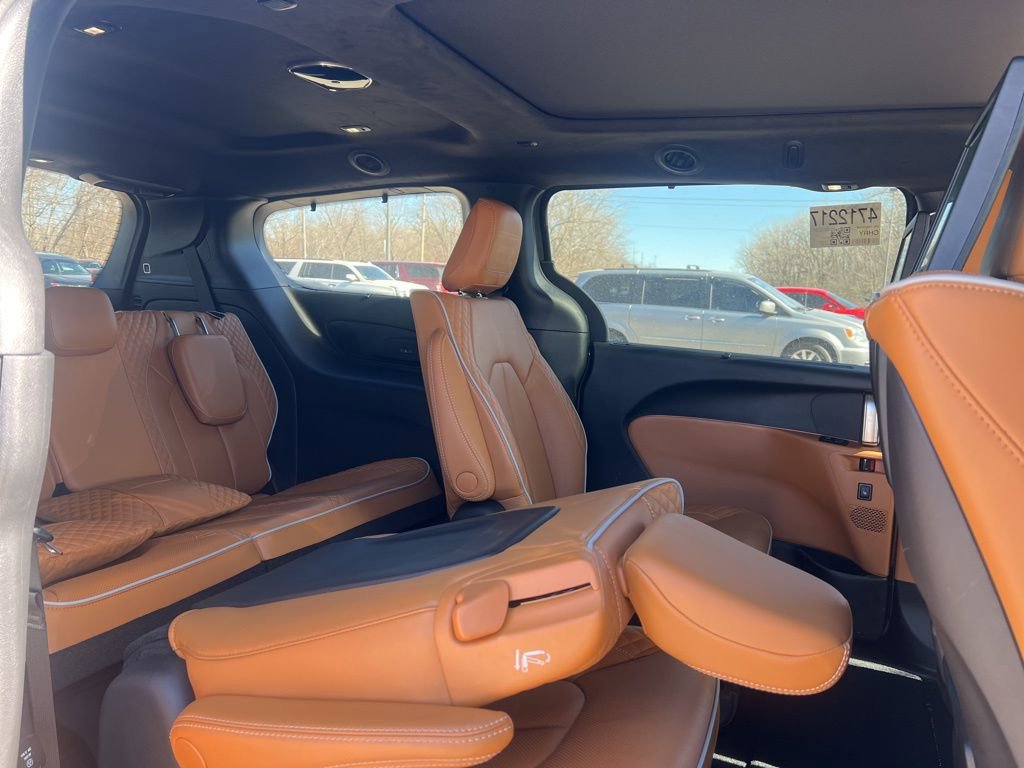 Used 2023 Chrysler Pacifica Pinnacle w/ Trailer Tow Group image 11