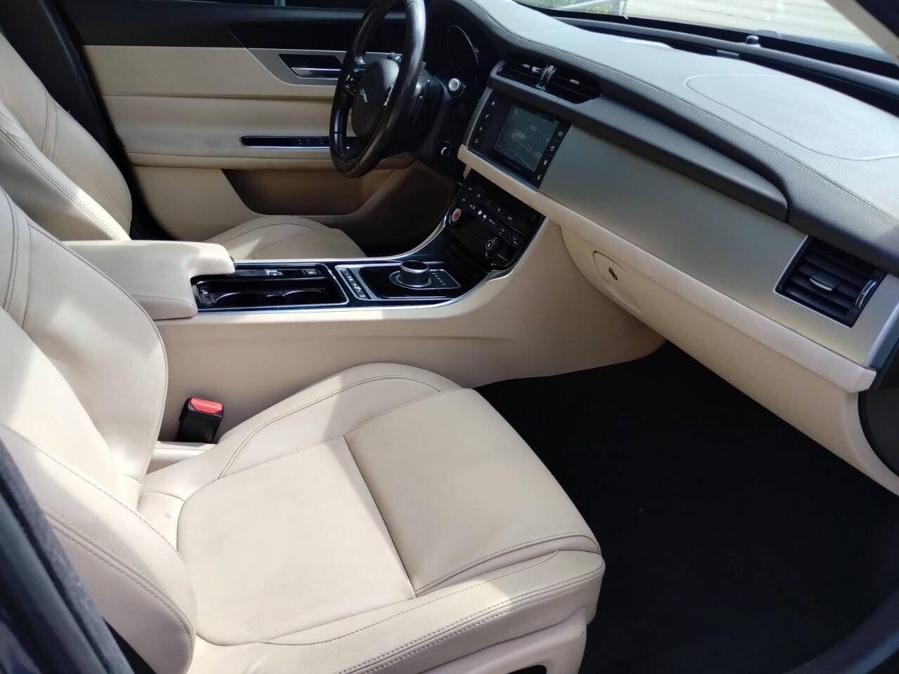 Used 2017 Jaguar XF Premium RWD image 42
