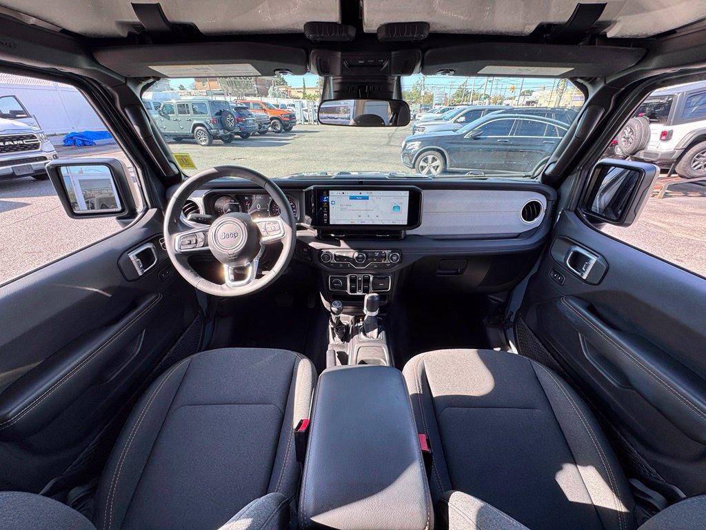 Used 2026 Jeep Wrangler Unlimited Sahara AWD/4WD image 25