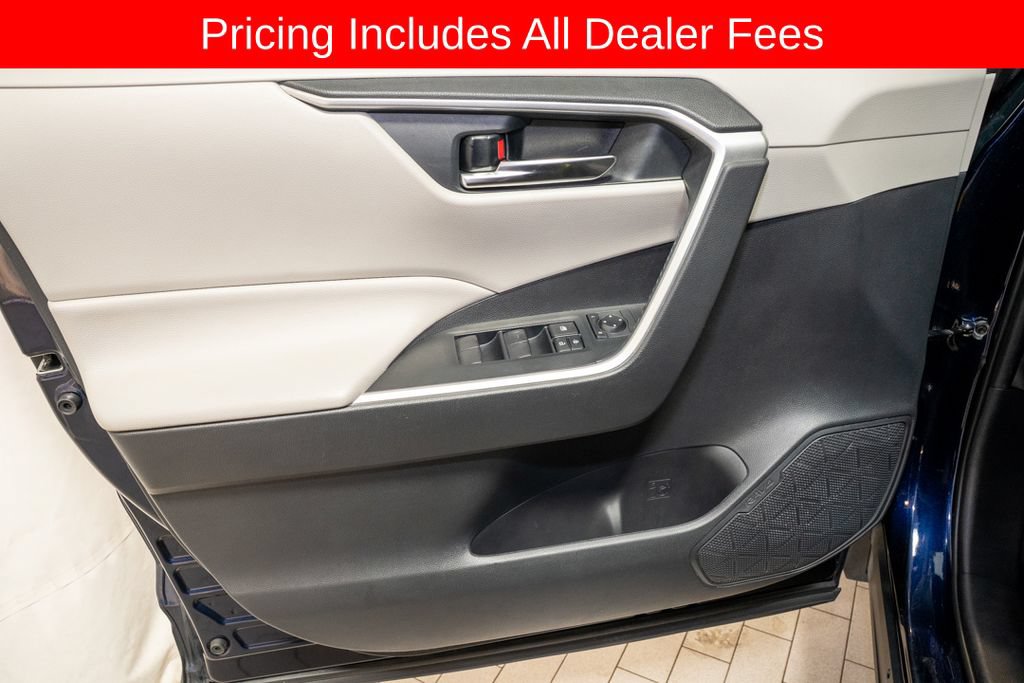 Used 2020 Toyota RAV4 XLE w/ Convenience Package FWD image 13