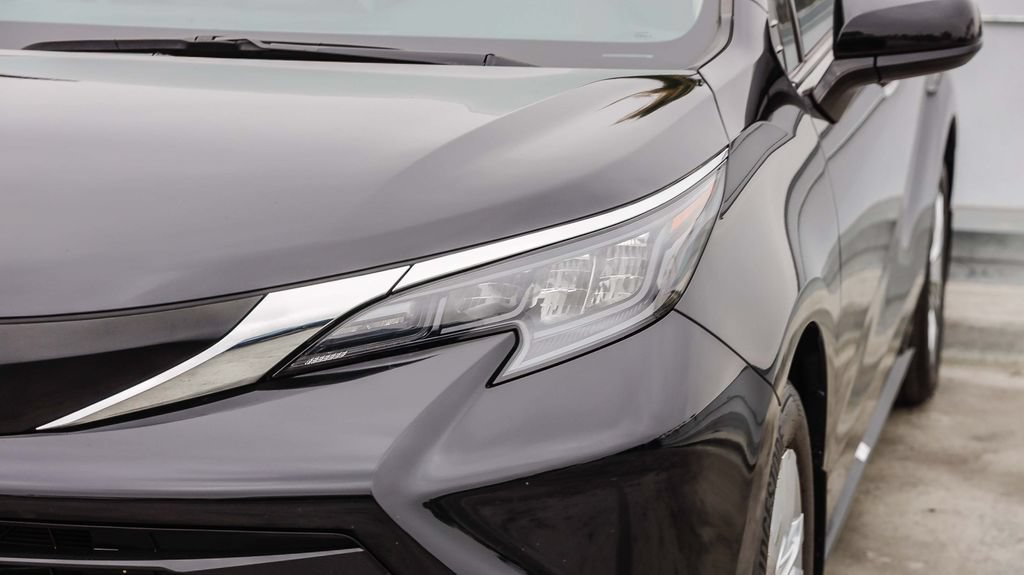 Used 2024 Toyota Sienna XLE w/ XLE Plus Package FWD image 5