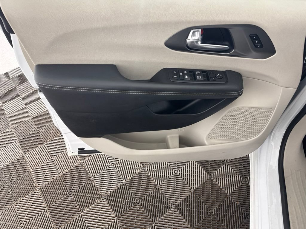Used 2024 Chrysler Pacifica Touring-L FWD image 20